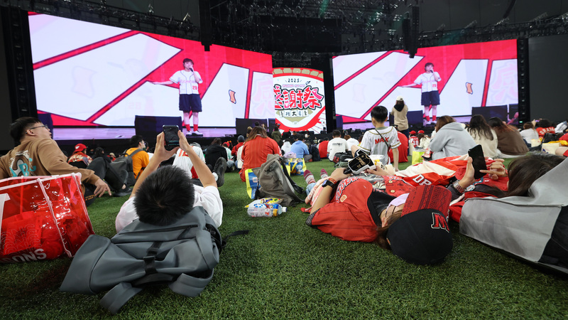 味全龍感謝祭　球迷躺草地欣賞演出 (...