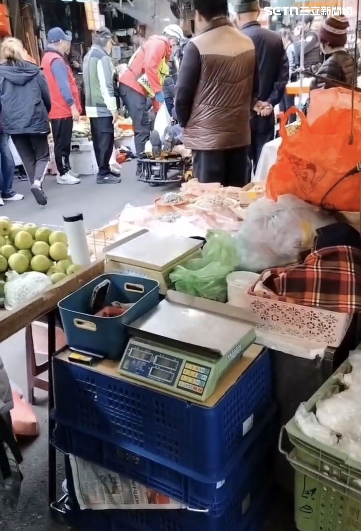 快訊／苗栗狂男隨機砍人「警頭遭劈2刀」　同袍開槍誤擊民眾釀3傷送醫