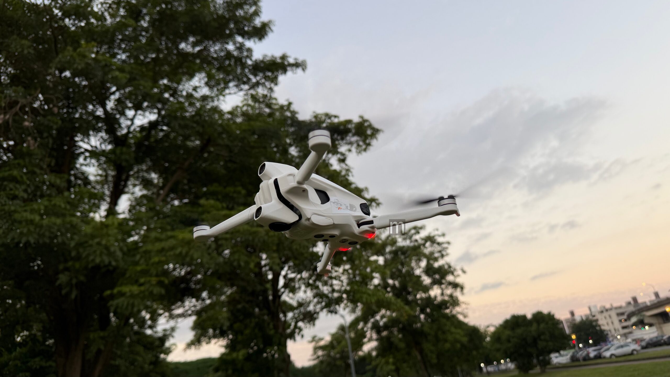 動手玩／全景相機飛上天？ Insta360孵化品牌Antigravity首款8K無人機A1帶來的「無感」運鏡革命