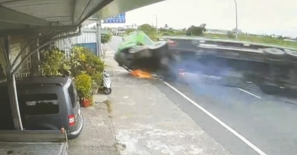 快訊／台東恐怖車禍！拖板車撞進民宅 駕駛噴飛車外亡